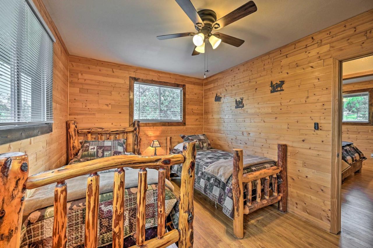 Peaceful Strawberry Cabin Fire Pit And Hot Tub Pine Exterior photo